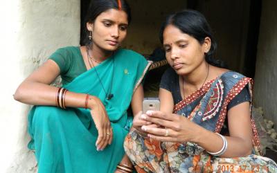 An ASHA uses a CommCare app on mobile phone to counsel her pregnant client. Src - Satish Srivastava/Catholic Relief Services. 